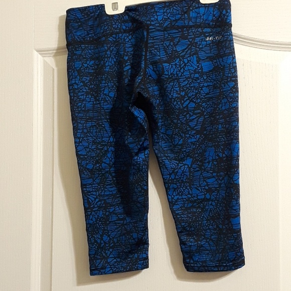 Nike Capri pants - Picture 2 of 3